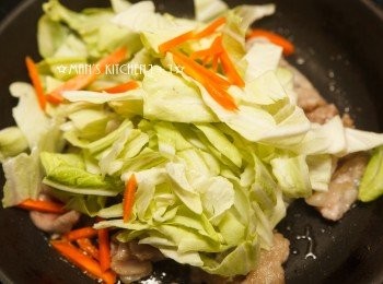 step3: 放入紅蘿蔔絲與高麗菜拌炒。