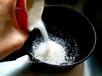 step7: 期間將西米放入煲內 , 加入水蓋過面 , 用慢火慢慢拌勻煮至西米透明