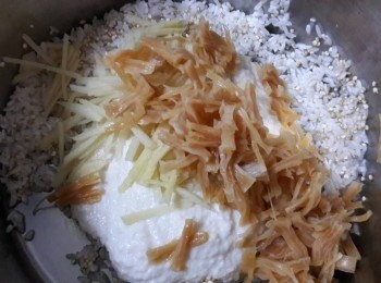 step5: 再加入己撕成絲狀的干貝和薑絲