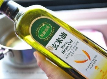 step5: 選用我最放心【玄米油】~ 使用過的朋友都知道，它是非常穩定的油品，健康不起油煙，而且炸過的料理也不會有厚重的油味，讓食物美味也可以很健康喔!