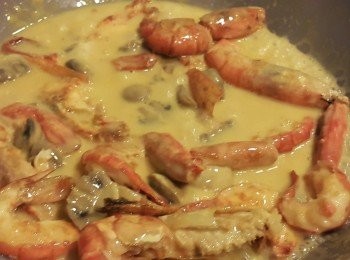 step4: 把大頭蝦回鑊，中大火1-2分鐘，直至湯汁掛在蝦上
準備好伊麵和菜便可把大頭蝦和上湯芝士汁倒上了。。大頭蝦肉味鮮甜，蝦膏甘香。。都不及吸唒所有精華的伊麵底啊！好好好好味呀…