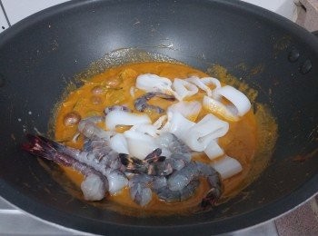 step8: 加入魷魚及蝦， 慢火煮至全熟