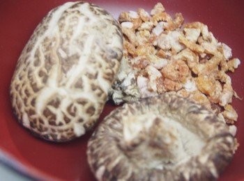 step2: 冬菇和蝦米用水浸軟，冬菇浸軟後切粒。