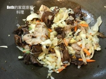 step2: 炒鍋加入一大匙油，爆香紅蔥頭末，依序加入豬肉片、木耳絲、泡軟的金針、高麗菜絲、蔥花炒熟，加入一小匙鹽調味，再加入紅蘿蔔絲拌炒一下