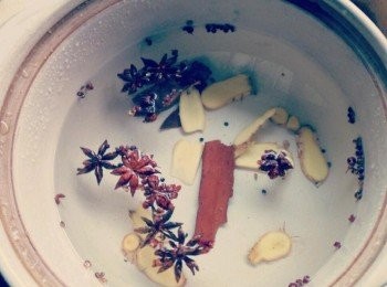 step2: 砂鍋清水放入所有材料。鹽醬油除外。開中火煮開。