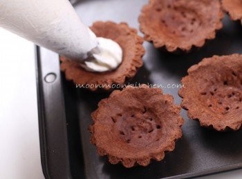 step10: [撻面材料]
即食栗子，甜忌廉適量，原粒即食栗子
 [做法]
1.  甜忌廉打發至企身。
2.  唧在撻皮上。
3.  再唧上栗子茸，再放上一粒即食栗子即成。