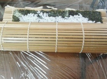 step5: 用雙手把卷簾先捲一圈，雙手壓實，然後再由下推上，捲起整卷，再大力壓實