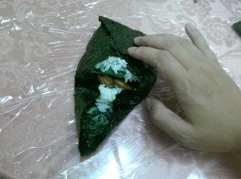step7: 在將上下的海苔往中心折,最後以保鮮膜包起來,定型後再對切即可