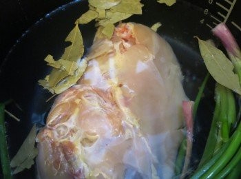 step2: － 處理好的雞身，放入智能煲，加兩大湯碗的水
－ 蔥洗淨後切去根部整棵加入，香草也加入
－ 智能煲開動，自選煲壓40分鐘，時間到了隔去湯渣，雞湯留用
**如果家中沒有智能煲，就大火煮沸水，小火煮一個半小時就可以了，但水要多加半碗，因為這樣煮水會被蒸發
***隔去的雞身我會拆肉做雞肉鬆，加上沙律醬做三文治很好吃的