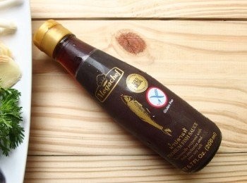 step3: 泰式料理中不可少的一味:魚露。