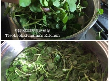 step2: 煲裡倒入適量水煲滚後放入西洋菜，烚大約45秒變諗就取出。