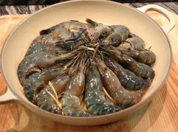 step4: 把醃好的蝦排入鑄鐵鍋或不黏鍋中，同時把醃汁也一同倒入。