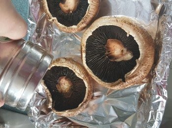 step1: 大扒菇洗淨後抹乾水份,先灑少許黑椒碎