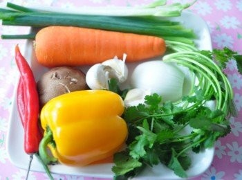 step2: 備料:彩椒、洋蔥、鮮香菇、大紅辣椒、蔥段、紅蘿蔔、香菜、蒜頭等
