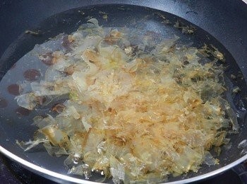 step2: 海帶擦乾淨，先泡在水中30分鐘，煮快滾時，再取出海帶，加入柴魚片煮三分鐘