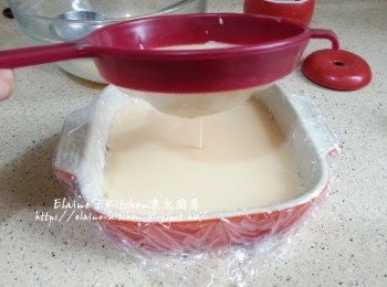 step2: 器皿放上保鮮紙 , 將豆漿蛋液用篩網隔去多餘泡沫及雜質