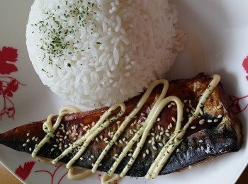 step1: 鯖魚清洗後，肉面灑上胡椒粉。
碟上放绍興酒，3大匙鳗魚汁混合。
把鯖魚兩面均勻沾上酱汁略醃。