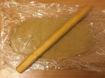 step6: 成麵糰後，麵糰擱置15分鐘。麵糰上下各放一張保鮮紙，
用麵桿在焗爐紙上壓平至 0.5cm厚