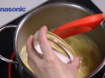 step7: 放入鍋內加入白醋煮滾，轉小火，加入砂糖煮至濃稠即可。