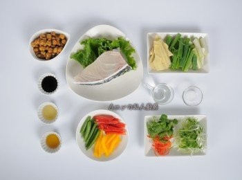 step1: 準備材料。將龍膽石斑切成兩大片或魚片狀,再將魚片兩面都抹一點海鹽。