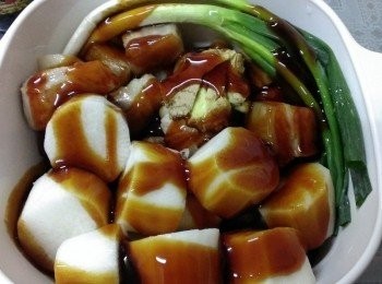 step3: 加醬油米酒水1:1:1水不用太多~蘿蔔會出水~大火滾後小火煮40~ 60分鐘