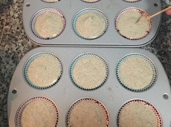 step13: 均勻倒入杯子蛋糕的紙模中，約8-9分滿,用竹籤將表面整平後輕敲出空氣。 便可放入烤箱用120度烤15分鐘;再調130度烤15分鐘；再調150度烤10分鐘即可。