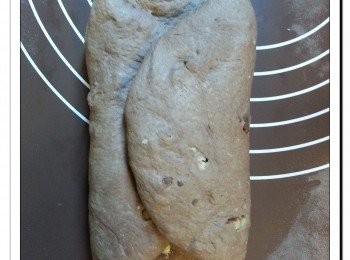 step6: 上面三分一向中間摺, 下面三分一向中間摺, 最後對摺, 並用手掌壓實收口。
