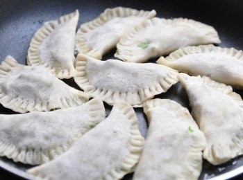 step6: 接著將包好的餃皮放入平底鍋中，以少許熱油慢慢煎