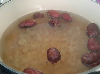 step4: 雪蓮子連浸過的水加新疆雪棗用細至中火同煲約40-60分鐘。時間愈長，其黏稠度愈高。之後加入冰糖調味。