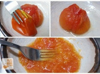 step1: 番茄洗乾淨；煲滾水，原個番茄放入中火煮7分鐘，去皮，用叉將茄肉壓碎備用