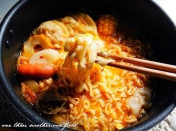 step5: 起鍋前放上一片起司或2片，味道更濃郁喲!好吃到我一個人全嗑光光XDDD