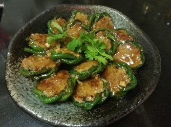 step7: 做法 :

將免治豬肉用雞粉 , 少少糖 , 麻油 , 黑椒 , 生抽 , 生粉撈好備用 , 將豆角用鹽水汋半熟 , 稍為軟身便可取出沖水降溫 , 用繩結方式扭成一個圈 , 將豬肉慢慢釀入豆角中, 稍為用力壓平 , 用中火煎熟至底面金黃色上碟 , 再爆香蒜頭 , 乾蔥 , 辣椒碎 , 糖 , 蠔油 , 加半碗水煮滾 , 加少少麻油 , 生粉水埋芡 淋上面 , 完成 .