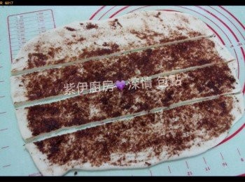 step5: - 用麵棒將麵糰碌壓成長方形
- 均勻塗上已玉桂牛油filling