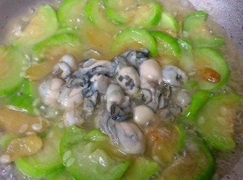 step3: 麻油爆薑~下絲瓜加一小碗水悶煮至喜愛的軟度~再放入蚵ㄚ~稍再滾一下~加鹽和烹大師!