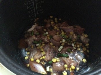 step5: 洗好米白掉走洗米水，將所有<span class="group_1">食材</span>放入電飯煲，然後倒入黑啤，倒至一半雞肉左右的水位，然後加入黑椒及鹽調味，然後開始煮