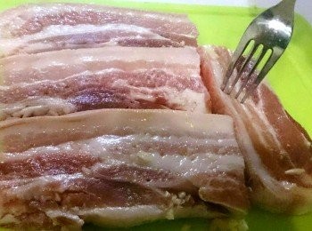 step1: 將五花肉洗淨擦乾，用叉子來回叉五花肉(叉的洞越多調味料才容易滲進去)
