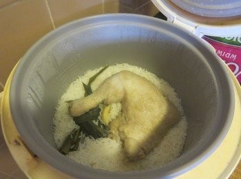 step1: 雞用鹽焗雞粉醃30分鐘，將米洗乾淨放入電飯煲內，加入雞腿在米上面(像普通煮饭加入適量水) 待飯煲熟再燜十粉鐘拿出雞腿待用。