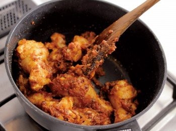 step11: 煎帶骨雞腿肉→放入帶骨雞腿肉，全部攪拌混合。