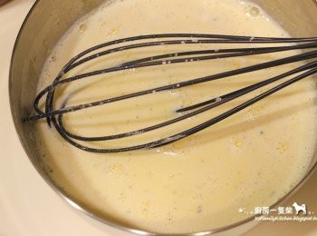 step4: 將煮沸的香草牛奶倒入步驟(2)完成的混合物中拌勻。