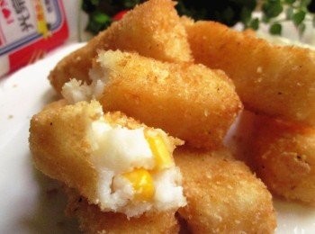 step5: 起油鍋至熱(可丟麵包粉測試,如果馬上浮起油温就可以囉),放入玉米布丁酥炸至金黃色即可