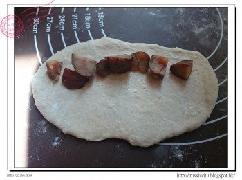 step5: 把栗子粒放上方, 由較遠方開始向自己方向摺, 按實接口。