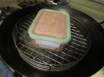 step4: 將肉醬分三次倒入器皿內，每次用刮力壓實，盡量把空氣壓出來。加蓋，一定要加蓋蒸，否則蒸熟時肉質會膨脹導致肉質鬆散，隔水蒸四十分鐘，蒸的時間視乎容器的大小和厚度。