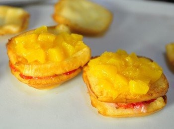 step8: 再取一片饅頭堆疊後，鋪上水蜜桃丁