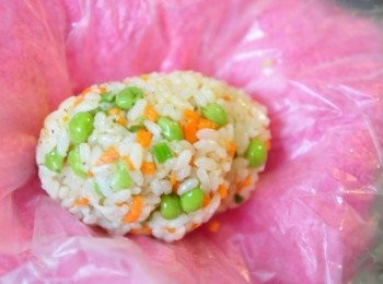 step6: 再用雙手緊緊的塑成橢圓形狀