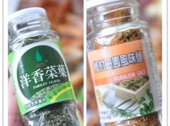 step9: 最後在鴨胸肉片上灑上風味鹽及洋香菜葉