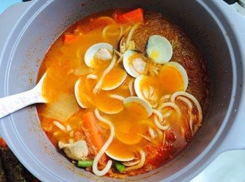 step5: 煮至所有<span class="group_1">食材</span>熟透即成。