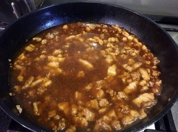 step3: 加入所有調味料，炒勻，最後再水量至蓋過所有豬肉，加蓋中小火煮15分鐘。