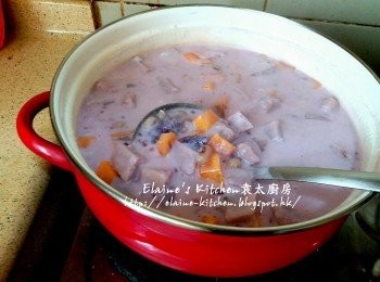 step13: 蓋上蓋用中火煮5分鐘 , 期間小心滾瀉 , 再熄火焗10分鐘即可