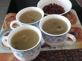 step3: 倒入模中，其間加小許紅豆蓉。
待涼後，放雪柜一小時，加淡奶食得。