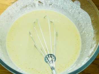 step2: 逐少加入牛奶拌勻，最後下兩湯匙溶化牛油，拌勻成稀的粉漿